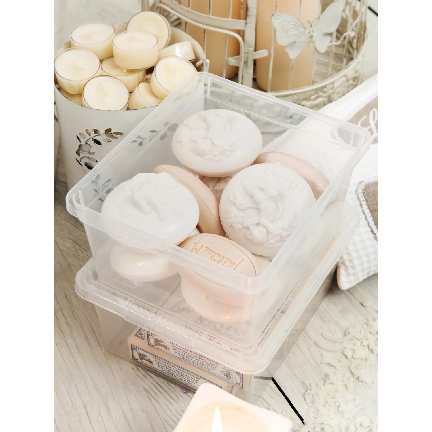 Box contenitore trasparente KIS C XXS con coperchio, piena di saponette.