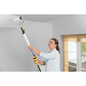 Donna che dipinge il soffitto con rullo Wagner EasyRoll 23 cm. Applicazione facile e pulita.