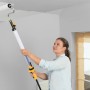 Donna che dipinge il soffitto con rullo Wagner EasyRoll 23 cm. Applicazione facile e pulita.