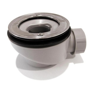 Raccordo di scarico per piatto doccia con coperchio cromato e corpo grigio.