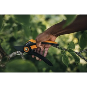 Forbice bypass Fiskars Plus P521 in uso per tagliare un ramo.