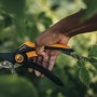 Forbice bypass Fiskars Plus P521 in uso per tagliare un ramo.