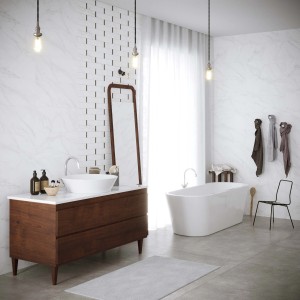 Bagno moderno con piastrelle da rivestimento t.b.t. bianche, mobile lavabo con lavabo d'appoggio e vasca freestanding.