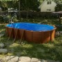 Piscina ovale Gre Pool Pacific effetto legno (610x375x120 cm) con scaletta in giardino.