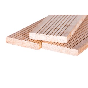 Listoni per pavimentazioni esterne in legno, colore chiaro, superficie scanalata.