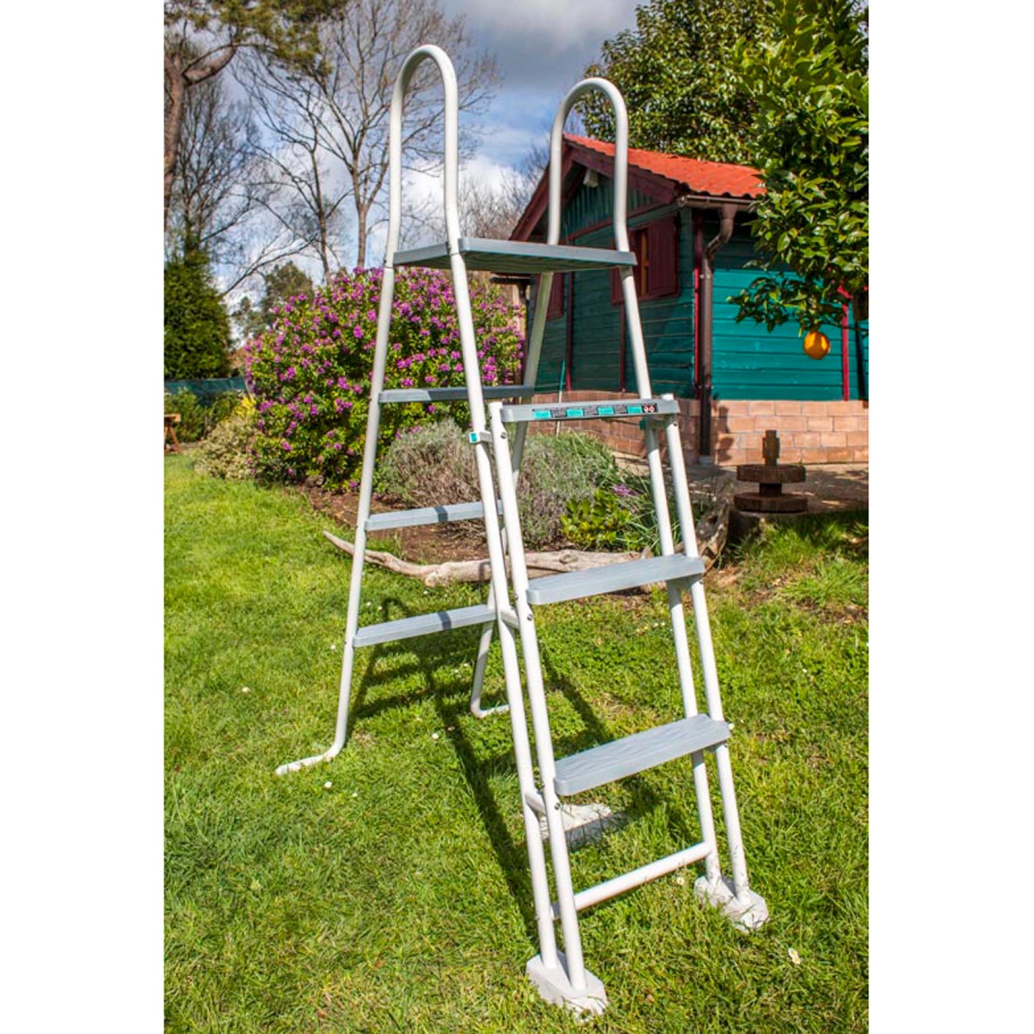 Scala di sicurezza bianca per piscina Gre Fidji con pareti in acciaio, altezza 134 cm.