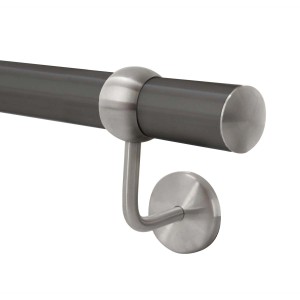 Dettaglio di una barra per ringhiera grigia con supporto in acciaio inox. Accessorio per scale e ringhiere.