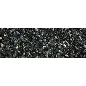 Primo piano di ciottoli/granulati decorativi scuri.