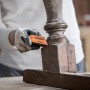 Spugna abrasiva Bosch Expert in uso per levigare il legno.