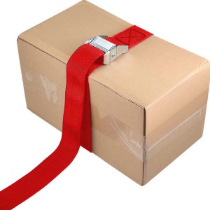 Cinghia a cricchetto rossa che fissa una scatola di cartone.