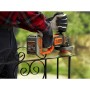 Black+Decker smerigliatrice angolare a batteria 18V mentre leviga una ringhiera in metallo.