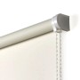 Dettaglio di tenda a rullo t.b.t. beige con catenella.