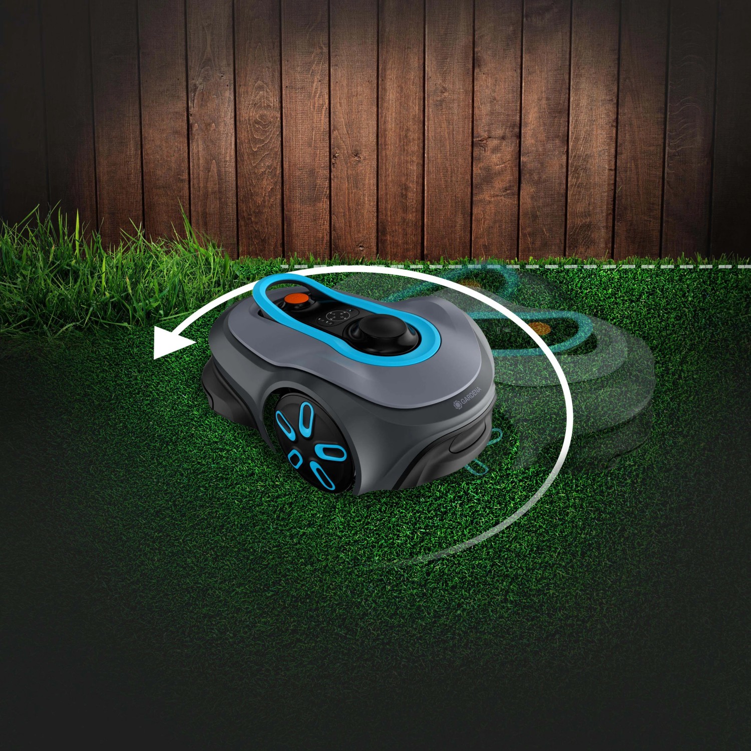 Robot tagliaerba grigio con dettagli blu su prato davanti a staccionata in legno.