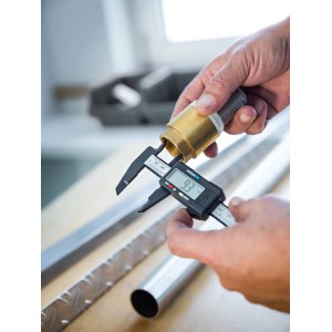 Calibro digitale che misura un diametro. Il display mostra 9.3 mm.