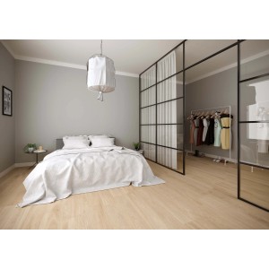 Stanza luminosa con pavimento in legno e letto. Piastrelle per pavimenti in camera da letto.