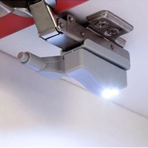 Luce sottopensile t.b.t. fissata a una cerniera.