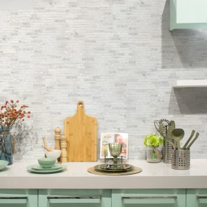 Cucina luminosa con piastrelle a mosaico t.b.t. come paraschizzi.