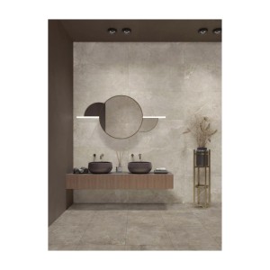 Bagno con piastrelle per pavimenti e rivestimenti grigi. Lavabo e specchio dal design moderno.
