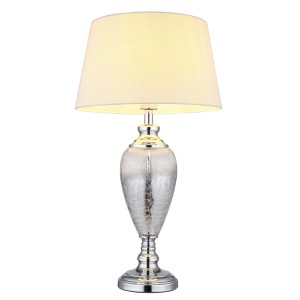 Elegante lampada da tavolo con base argentata e paralume beige.