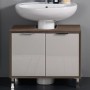 Lavabo con mobiletto in legno e frontali bianchi per bagno.