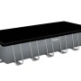 Piscina rettangolare fuori terra con copertura nera. Ideale per il giardino.