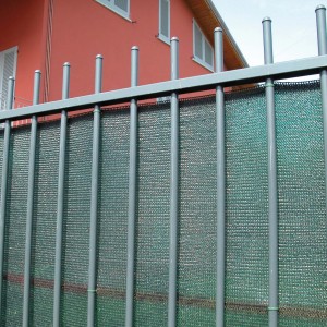 Rete ombreggiante verde t.b.t. fissata alla recinzione. Schermo privacy per giardino e balcone.