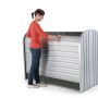 Box da giardino Biohort StoreMax 160 color argento metallizzato con donna che apre la saracinesca.