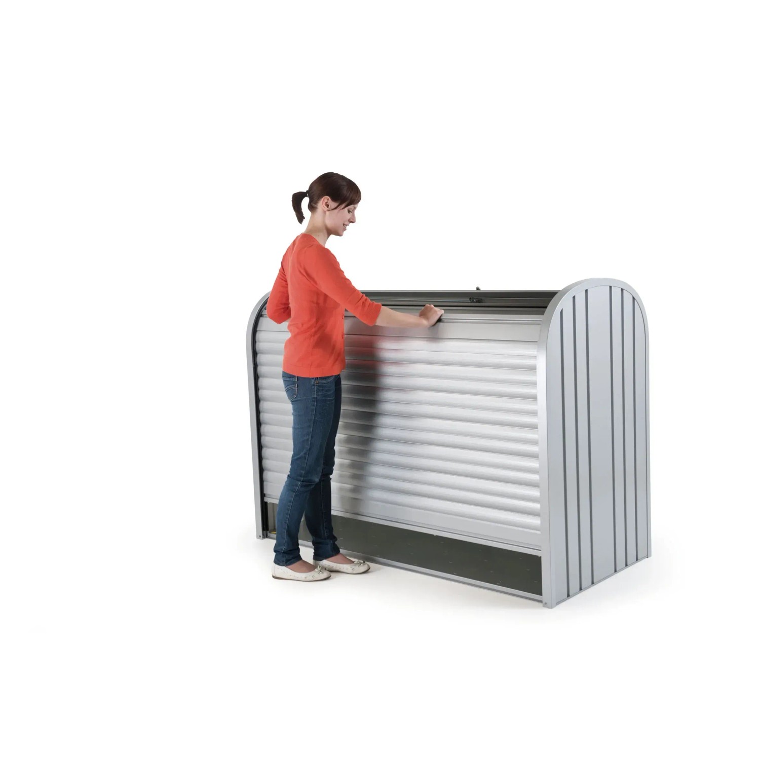 Box da giardino Biohort StoreMax 160 color argento metallizzato con donna che apre la saracinesca.