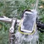 Borsa da bici t.b.t. impermeabile sul manubrio con smartphone sotto il getto d'acqua.