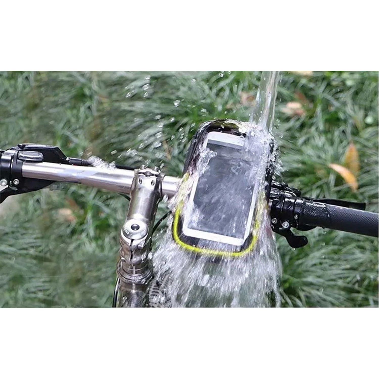 Borsa da bici t.b.t. impermeabile sul manubrio con smartphone sotto il getto d'acqua.
