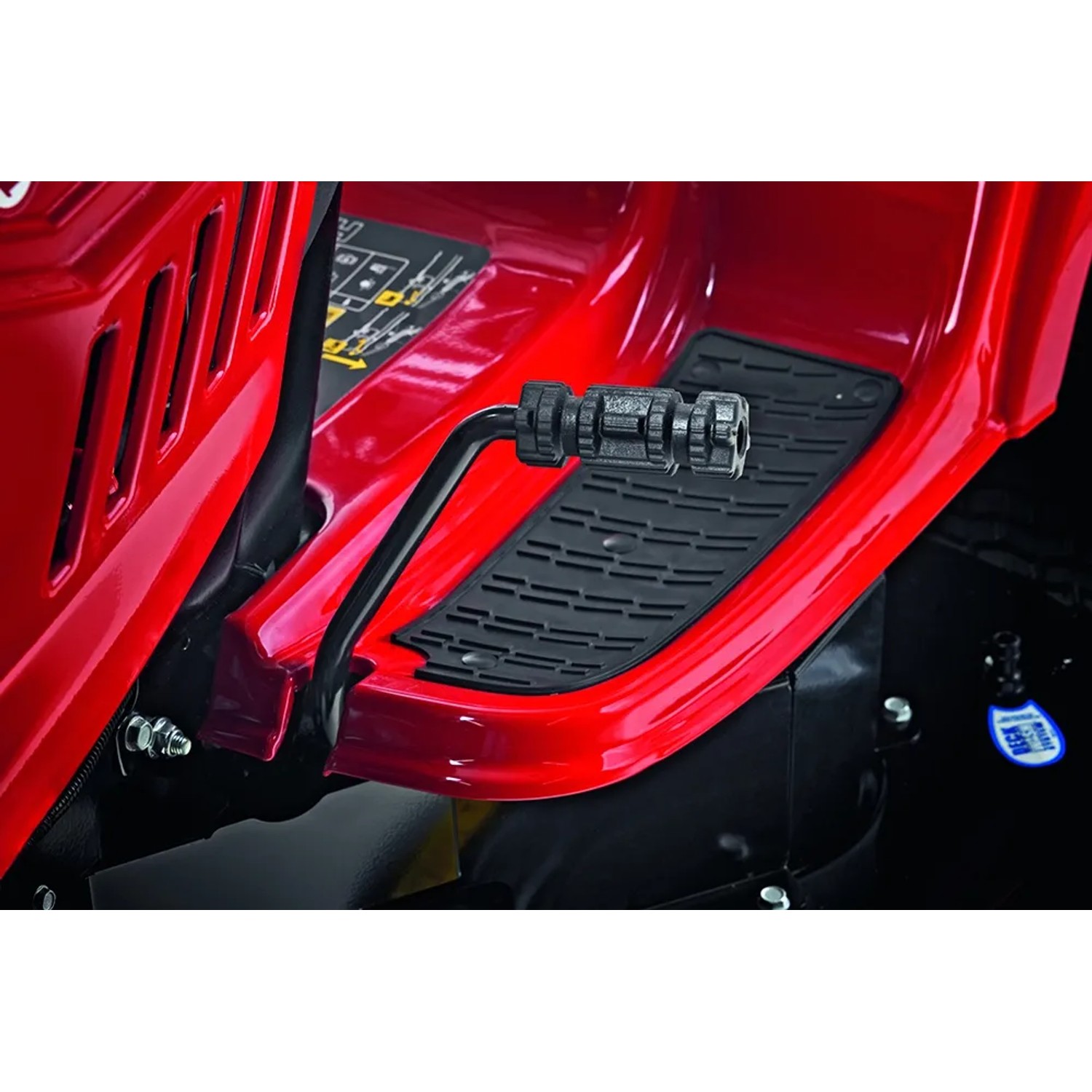 Dettaglio: Area piedi del trattorino tagliaerba rosso Troy-Bilt Horse 105T-R.