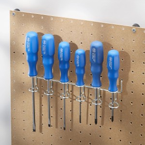 Pannello forato t.b.t. con cacciaviti e manici blu.