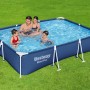 Piscina fuori terra rettangolare con famiglia in giardino.