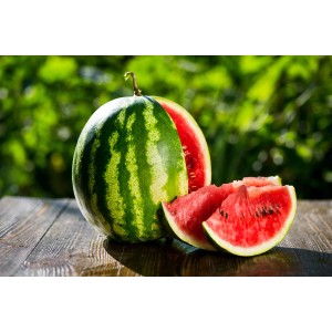Anguria fresca, tagliata, su legno. Frutta succosa per l'estate.