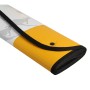 Parasole auto giallo e bianco, piegato e chiuso con un bottone.