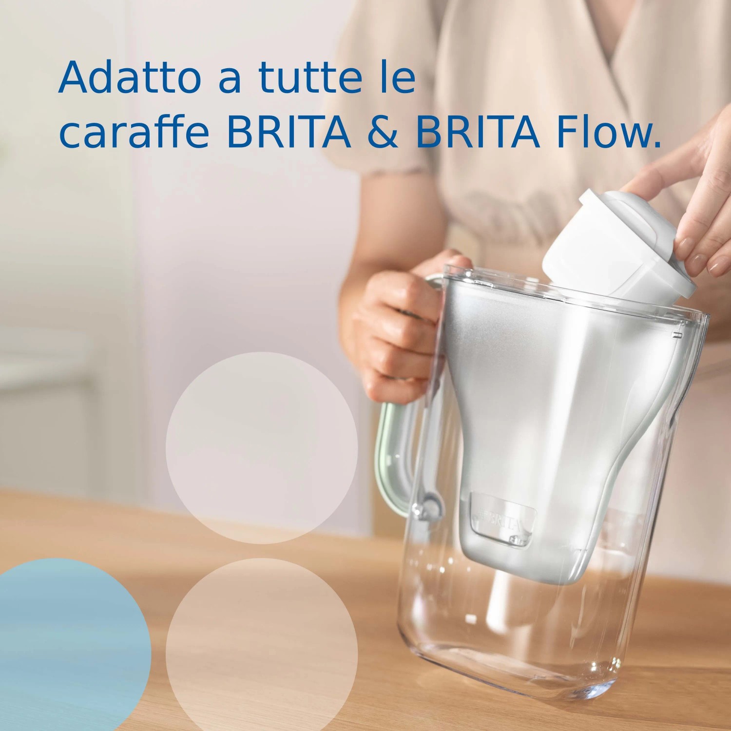 Filtro acqua t.b.t. per caraffe filtranti Brita. Cartuccia filtro in fase di inserimento.
