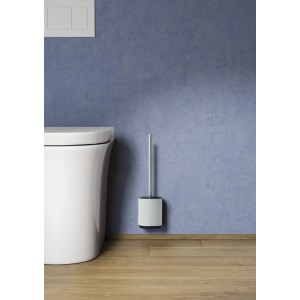 Set scopino WC t.b.t. accanto al WC su parete blu. Accessorio Scopini WC.
