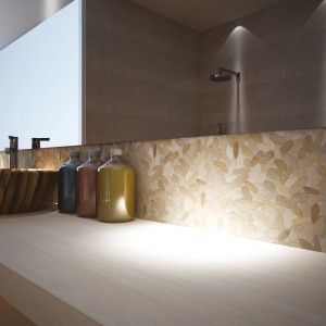 Dettaglio: Piastrelle a mosaico beige in bagno con mobile lavabo e decorazioni.