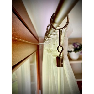 Dettaglio di un bastone per tende con tenda e accessori.