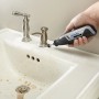 Miniutensile Dremel Lite 7760-15 durante la pulizia di un lavandino.