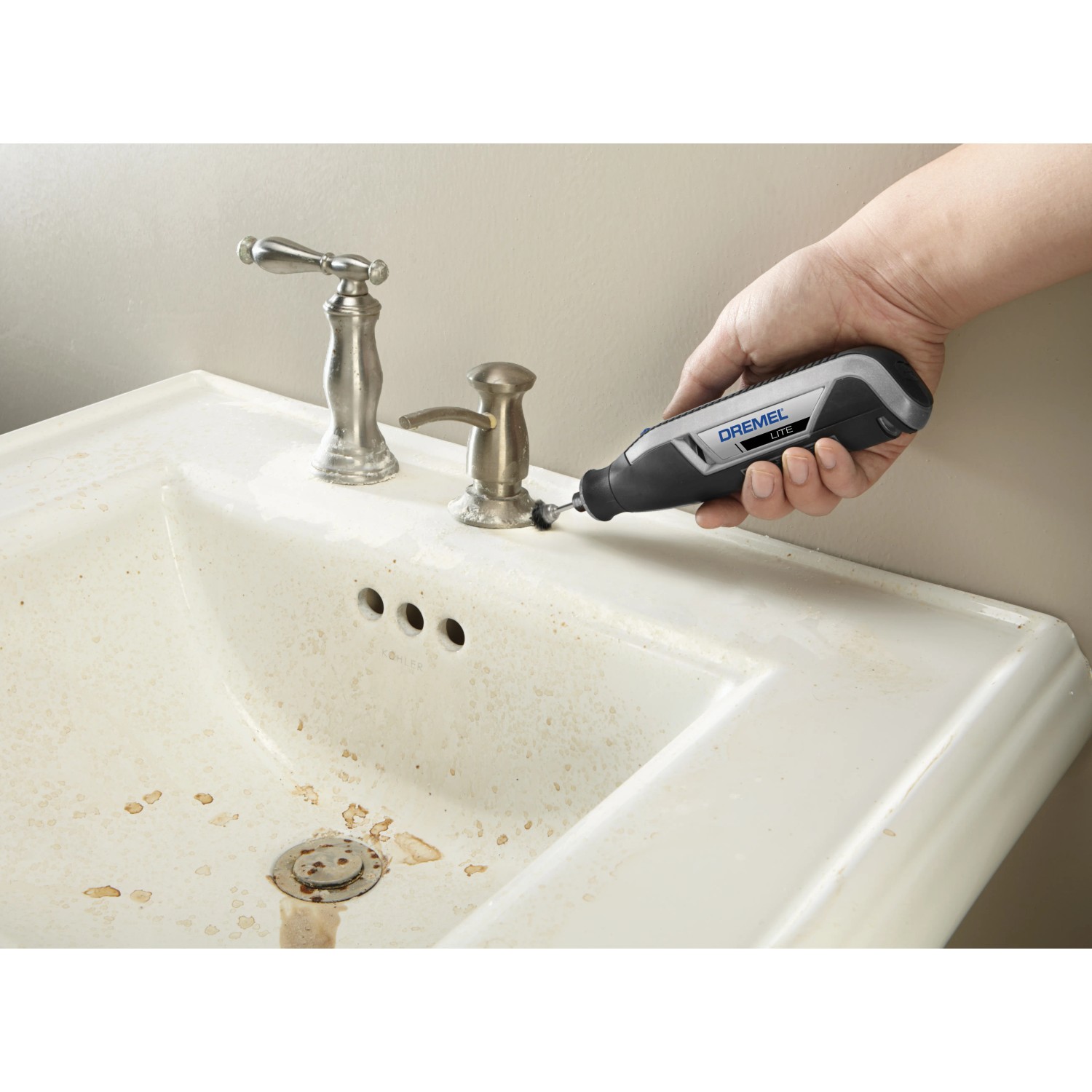 Miniutensile Dremel Lite 7760-15 durante la pulizia di un lavandino.