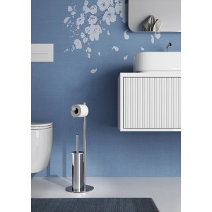 Set WC cromato con portarotolo e scopino su sfondo blu.