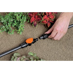 Installazione di un tubo di irrigazione nero con valvola di intercettazione arancione. Accessori per pompe.