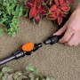 Installazione di un tubo di irrigazione nero con valvola di intercettazione arancione. Accessori per pompe.