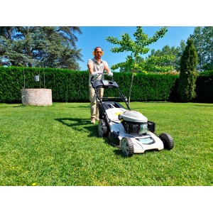 Uomo che utilizza un tagliaerba in giardino. Categoria: Tagliaerba a scoppio.