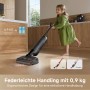 Mova M10 aspirapolvere a batteria in azione: Bambina usa l'aspirapolvere leggero su pavimento in legno.