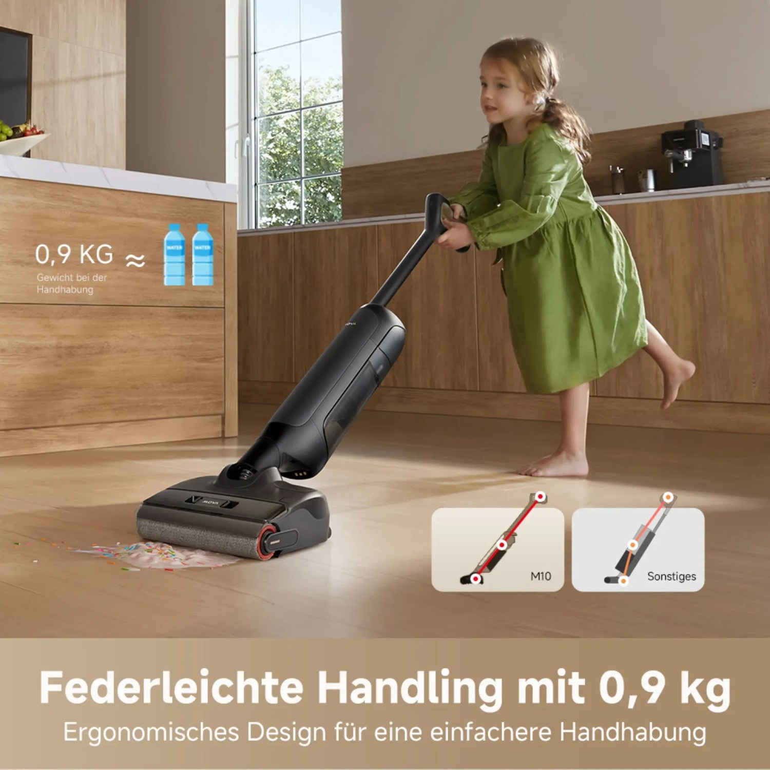 Mova M10 aspirapolvere a batteria in azione: Bambina usa l'aspirapolvere leggero su pavimento in legno.