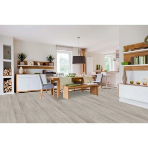 Pavimento vinilico chiaro in soggiorno con tavolo da pranzo e panche in legno.