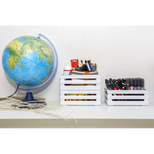 Due contenitori/casse bianche t.b.t. riempiti con penne e materiali per il fai da te.