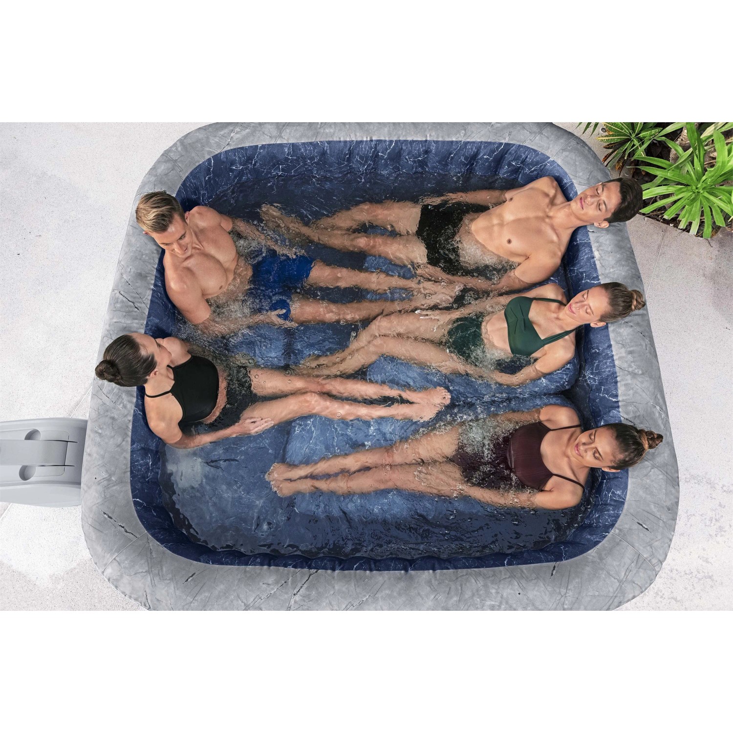 Vasca idromassaggio gonfiabile con diverse persone in acqua.